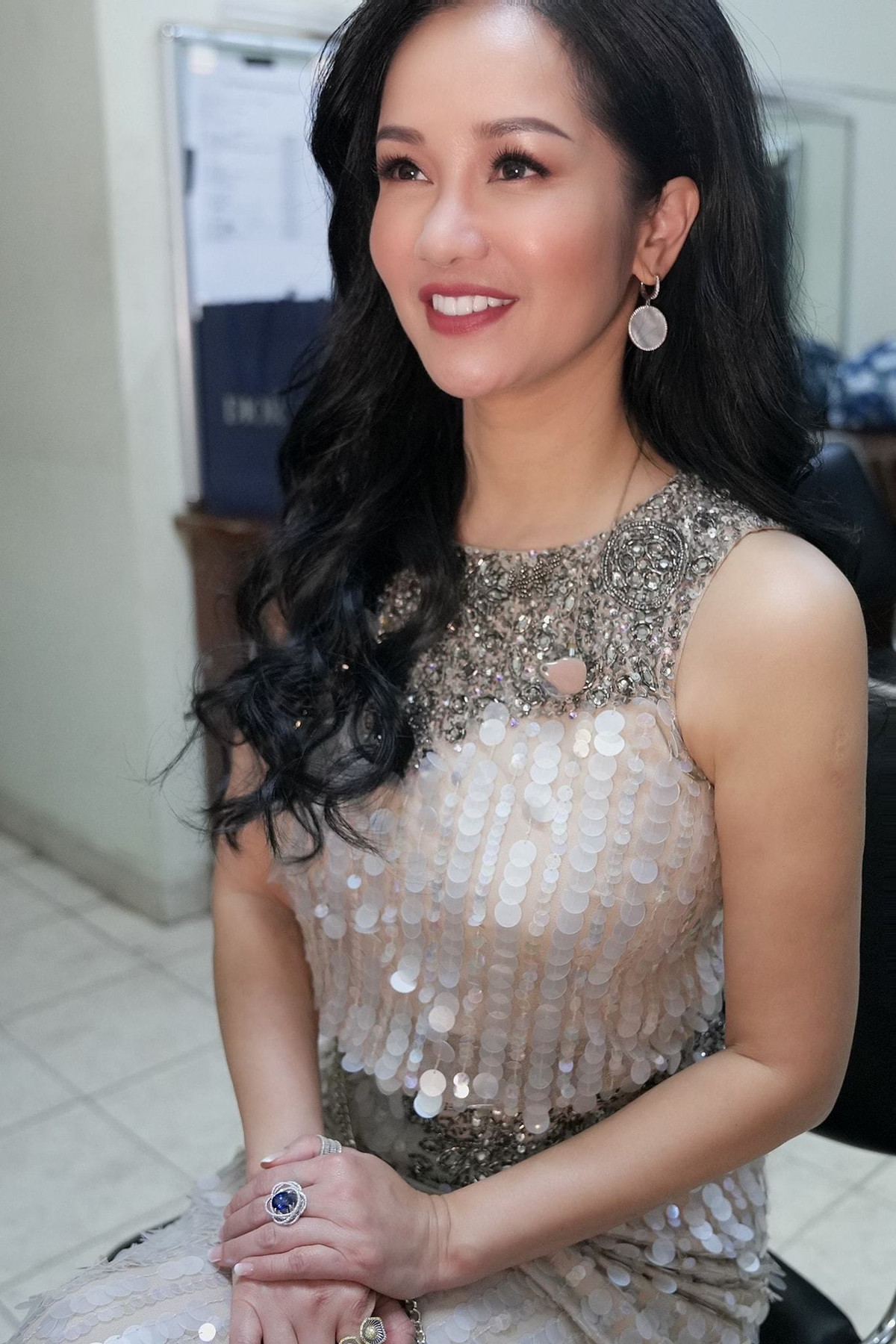 Tháng 4/2020, khi livestream ở nhà, nữ ca sĩ để lộ bạn trai ngoại quốc cùng sống chung. Được biết, bạn trai của Hồng Nhung là người Mỹ. 