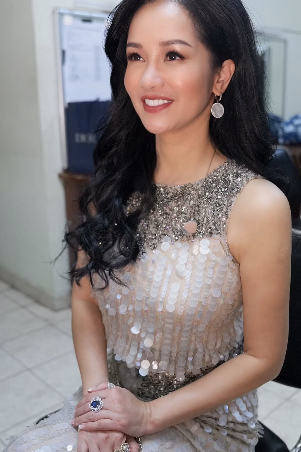 Tháng 4/2020, khi livestream ở nhà, nữ ca sĩ để lộ bạn trai ngoại quốc cùng sống chung. Được biết, bạn trai của Hồng Nhung là người Mỹ. 