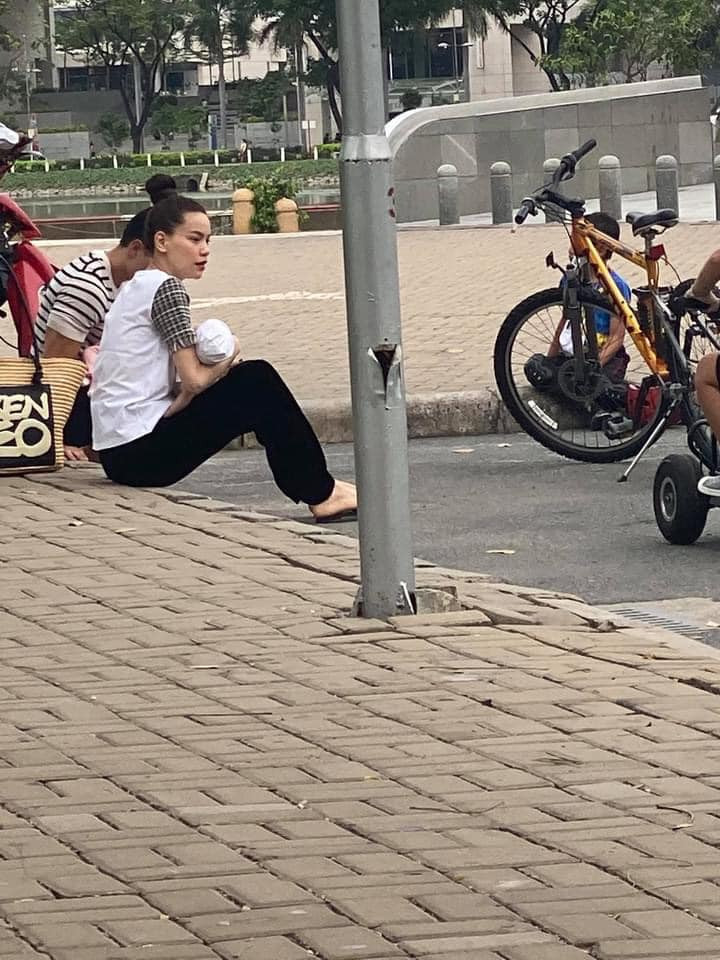 ó thể nhận ra Lisa trong vòng tay bố, còn Hồ Ngọc Hà ôm nhóc tỳ Leon.