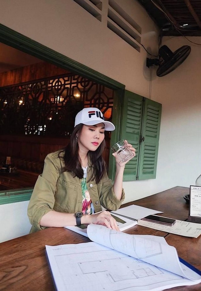 Thanh Hằng có một ngày bận rộn khi cùng các đối tác họp bàn về dự án dịp cuối năm.