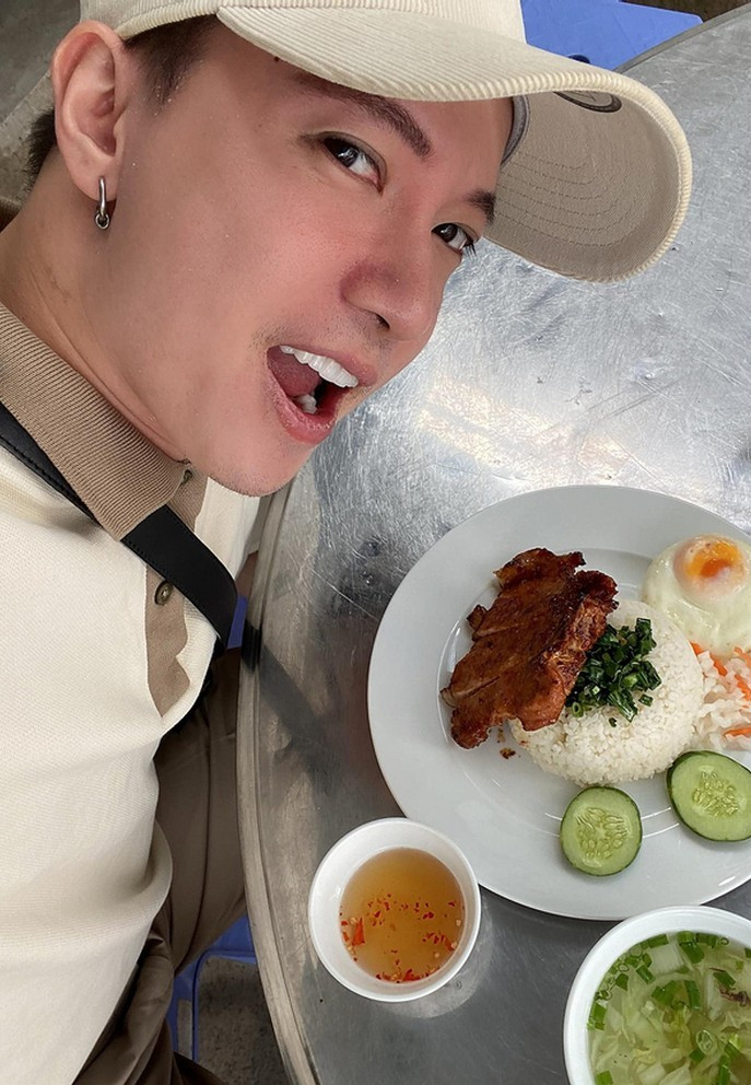 S.T khoe dù lên Đà Lạt biểu diễn nhưng vẫn được thưởng thức cơm tấm đặc sản của Sài Gòn.