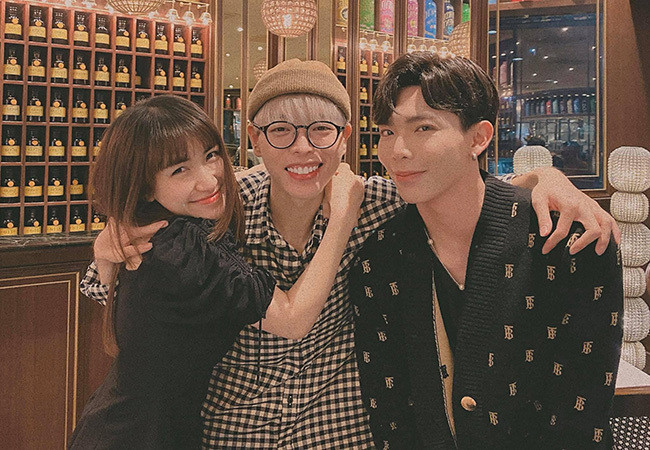 Bộ ba gia đình nhà "Hoa dâm bụt" gồm Hòa Minzy, Đức Phúc và Erik cùng hội ngộ trong dịp thành lập nhóm.