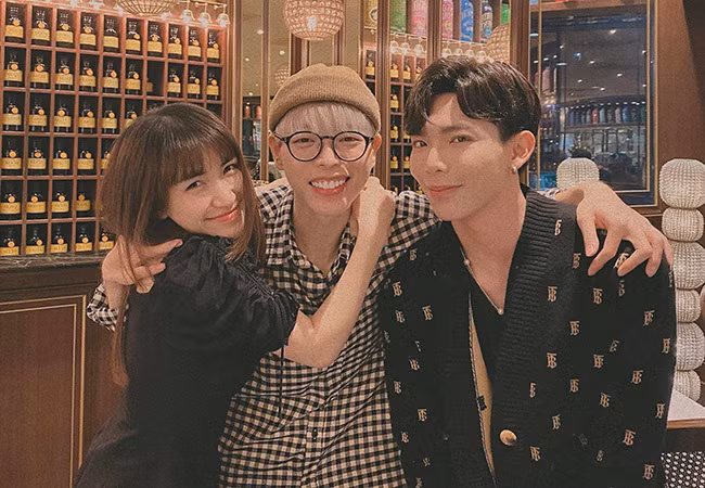 Bộ ba gia đình nhà "Hoa dâm bụt" gồm Hòa Minzy, Đức Phúc và Erik cùng hội ngộ trong dịp thành lập nhóm.