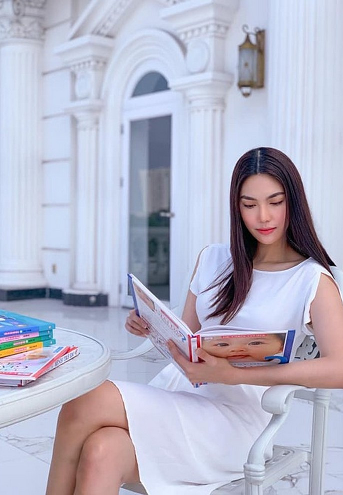 Lan Khuê cảm nhận từ khi làm mẹ khiến cô trưởng thành, lạc quan hơn. Nữ siêu mẫu tiết lộ sẽ không giảm cân để giữ gìn sức khỏe và chăm lo con.