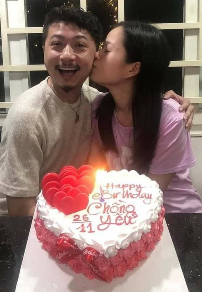 Lâm Vỹ Dạ tình cảm trao cho ông xã Hứa Minh Đạt nụ hôn trong dịp sinh nhật của anh. Nữ nghệ sĩ cũng đích thân vào bếp làm bánh tặng chồng.