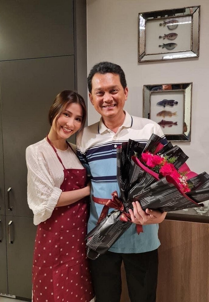 Diễm My 9x tặng hoa, bày tỏ biết ơn nghệ sĩ Hữu Châu - người thầy đã dìu dắt cô trong những ngày mới vào nghề.