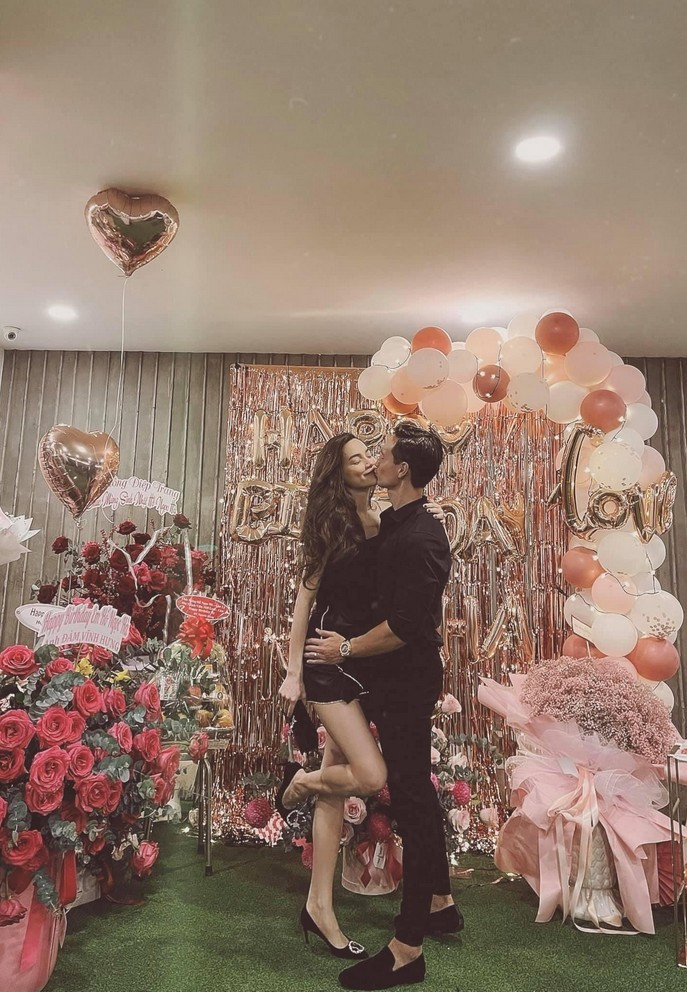 Sao Việt hôm nay 27/11: Hồ Ngọc Hà đăng khoảnh khắc nụ hôn ngọt ngào bên bạn đời Kim Lý trong dịp đón tuổi mới. Nữ ca sĩ được nhiều người ngưỡng mộ khi nhanh chóng lấy lại vóc dáng dù vừa sinh con cách đây không lâu.