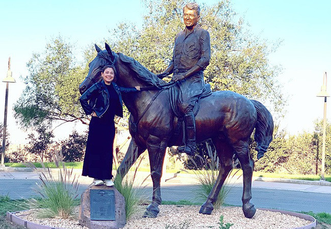 Thanh Thảo thích thú tham quan khu lưu niệm Tổng thống thứ 40 của Mỹ - Ronald Reagan và chụp ảnh cùng bức tượng của ông.