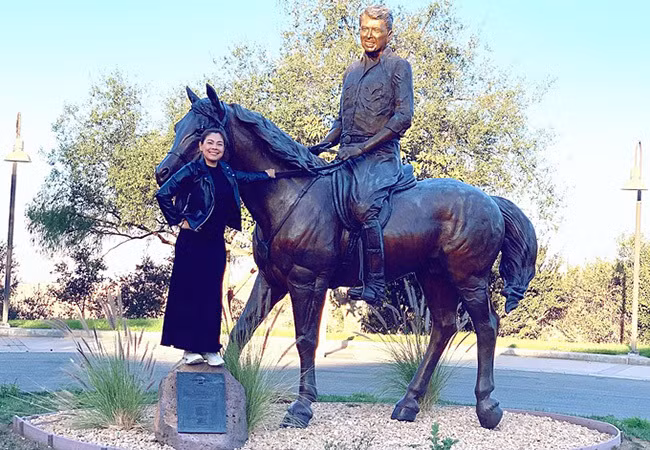 Thanh Thảo thích thú tham quan khu lưu niệm Tổng thống thứ 40 của Mỹ - Ronald Reagan và chụp ảnh cùng bức tượng của ông.