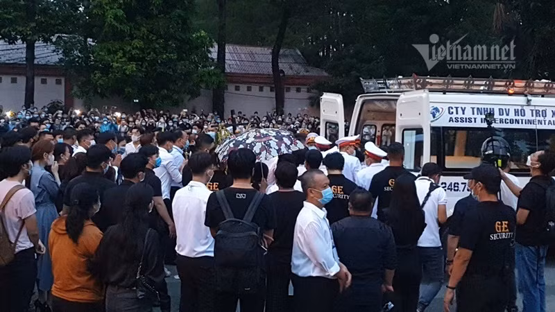 Đoàn tang lễ đưa linh cữu nghệ sĩ Chí Tài ra xe tang để bắt đầu di chuyển.