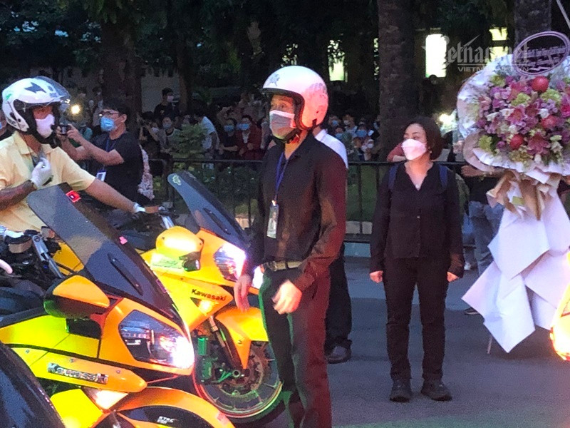 Hoài Linh lên xe dẫn đoàn tang lễ bắt đầu di chuyển ra sân bay Tân Sơn Nhất tiễn biệt Chí Tài.