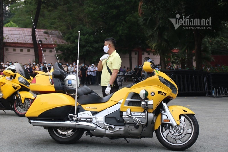 Loạt xe dẫn đường đã có mặt từ sớm trực bên ngoài Nhà tang lễ để chuẩn bị thực hiện nhiệm vụ.