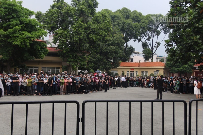 Chiều 12/12, nhiều nghệ sĩ tiếp tục tới viếng nghệ sĩ Chí Tài tại Nhà tang lễ Quốc gia phía Nam.