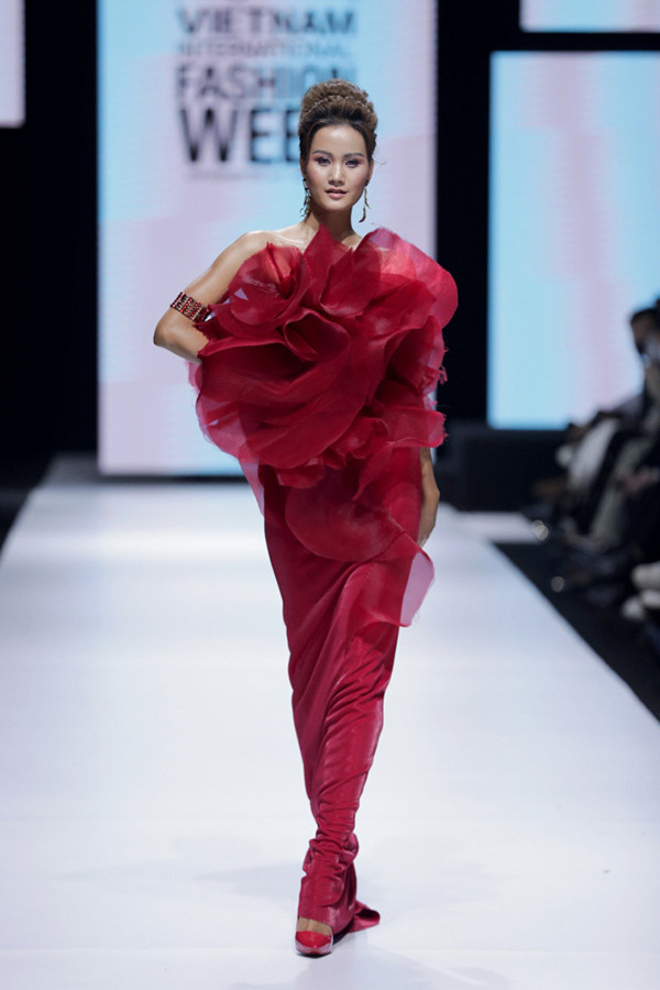 Phom dáng được tạo cầu kỳ với những nếp gấp, tạo khối nhanh chóng mang lại hiệu ứng thị giác ấn tượng cho người nhìn, đồng thời phát huy tối đa vẻ đẹp của phụ nữ tựa những đoá hoa đang bừng hương sắc.