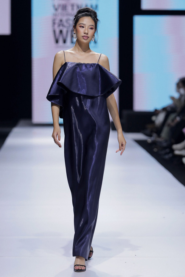 Kiểu dáng đầm suông hai dây mang tính ứng dụng cao nhưng cũng khéo tôn lên hình thể quyến rũ sau mỗi bước đi uyển chuyển.