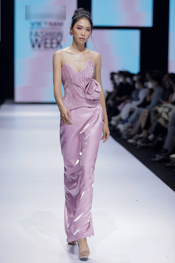 Kỹ thuật xử lý và chọn lựa chất liệu tài tình tạo nên bộ cánh ấn tượng qua những nếp gấp, những bông hoa tiểu tiết, hay sự bắt mắt khi ánh sáng chiếu vào.