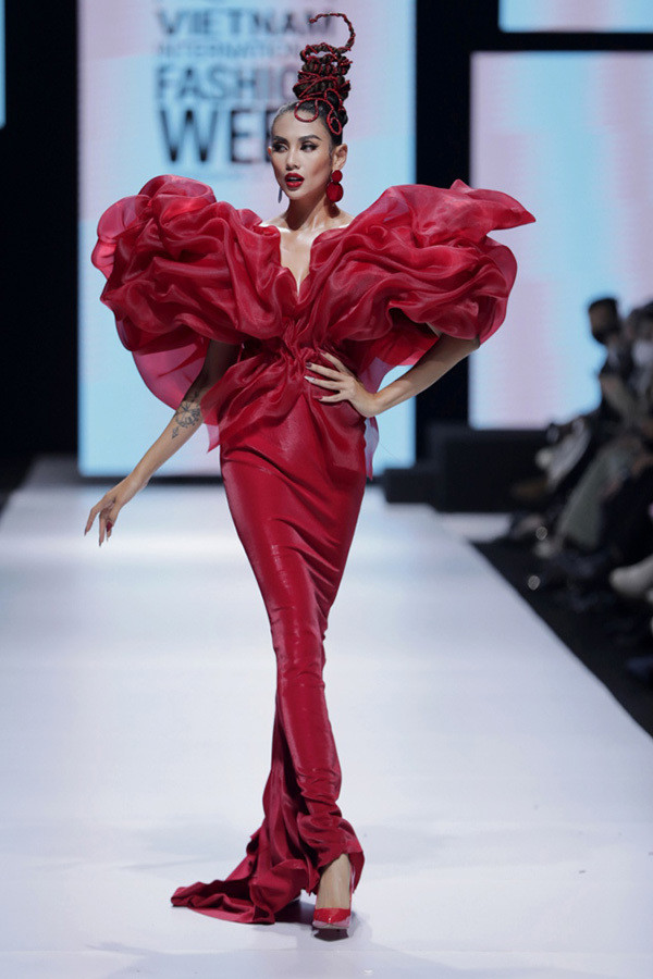 Sự xuất hiện của siêu mẫu Võ Hoàng Yến ở vị trí vedette khiến khán giả dành những tràng pháo tay không ngớt. Nữ siêu mẫu tựa một đoá hoa hồng đang nở rộ khi diện chiếc đầm đuôi cá ôm sát màu đỏ nhung với cầu vai phồng cực đại được xếp khối tỉ mỉ. Điều bất ngờ hơn cả là khi Võ Hoàng Yến catwalk như đang nhảy múa tựa một vũ công chuyên nghiệp.