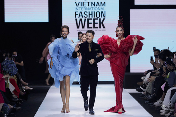 Với sự sáng tạo và phá cách trong phom dáng, bộ sưu tập Chạm của nhà thiết kế Hoàng Minh Hà tiếp tục khẳng định tài năng của anh trong làng thời trang Việt Nam.