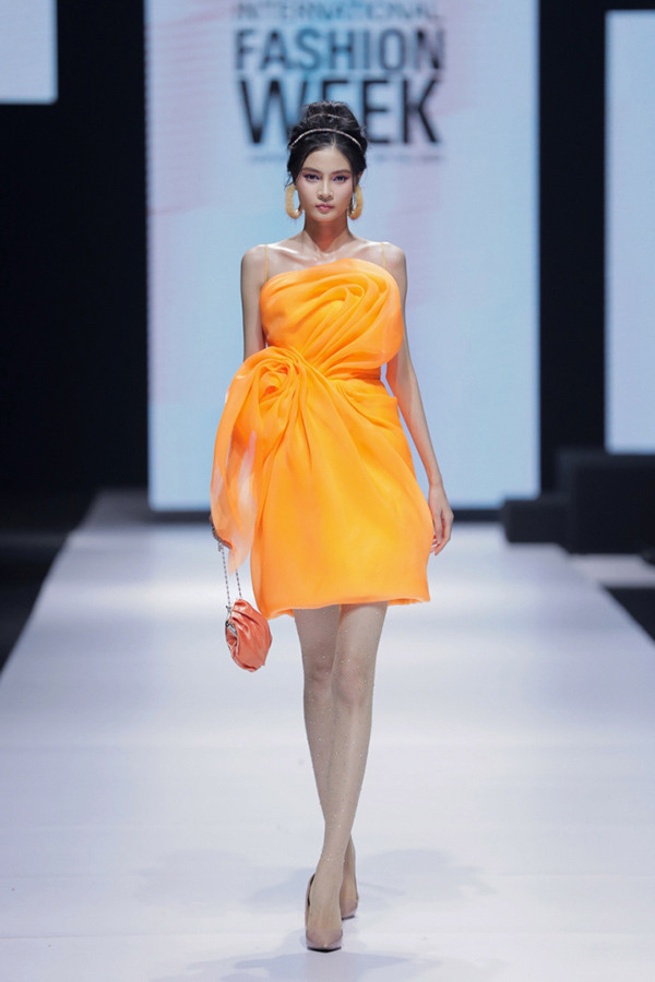 Kỹ thuật xếp ly xuất hiện xuyên suốt bộ sưu tập. Việc tạo hình xếp khối khiến người mặc duyên dáng, sang trọng nhưng đủ nổi bật để thu hút bất cứ ánh nhìn nào.