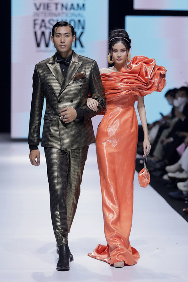 Sự xuất hiện điểm xuyết của những bộ vest lịch lãm càng khẳng định khả năng cắt may tài tình của nhà thiết kế. Bên cạnh đó, việc lựa chọn chất liệu cũng là yếu tố được đặt lên hàng đầu.