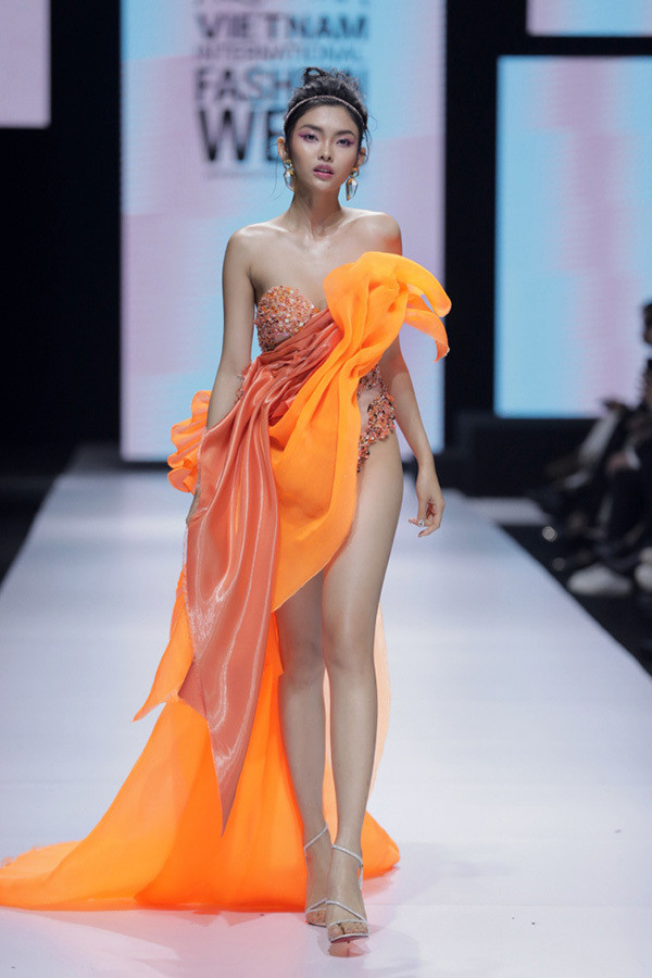 Bên cạnh việc đính kết, chọn lựa chất liệu, những đường cắt cúp và xẻ tà táo bạo, phóng khoáng khiến mỗi bộ trang phục càng thêm nóng bỏng và quyến rũ.