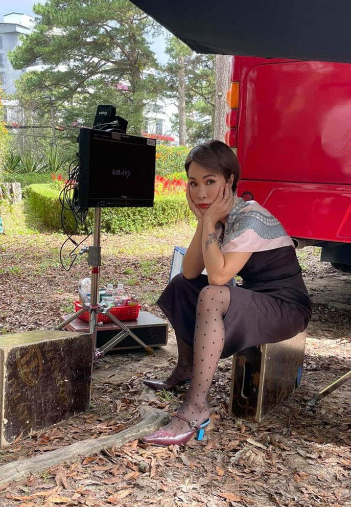 Uyên Linh biểu cảm ủ rũ vì thấm mệt trong lúc đợi ê-kíp hoàn thiện bối cảnh quay hình.
