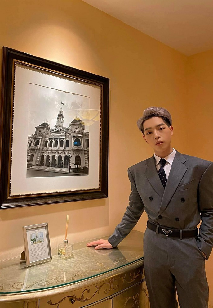 Đức Phúc lịch lãm với trang phục vest cách tân. "Thế giới của mình nhỏ thôi, chỉ cần anh thấy em vui", nam ca sĩ viết.