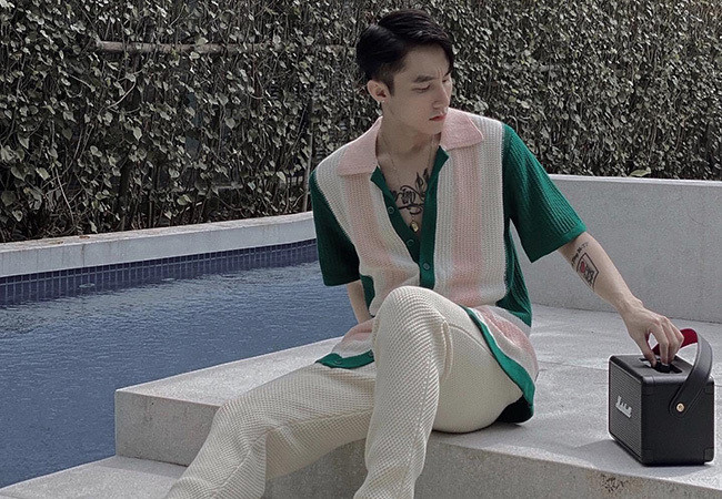 Sơn Tùng M-TP nhận hơn nửa triệu lượt thích với tấm ảnh nghe nhạc thư giãn vào cuối ngày.