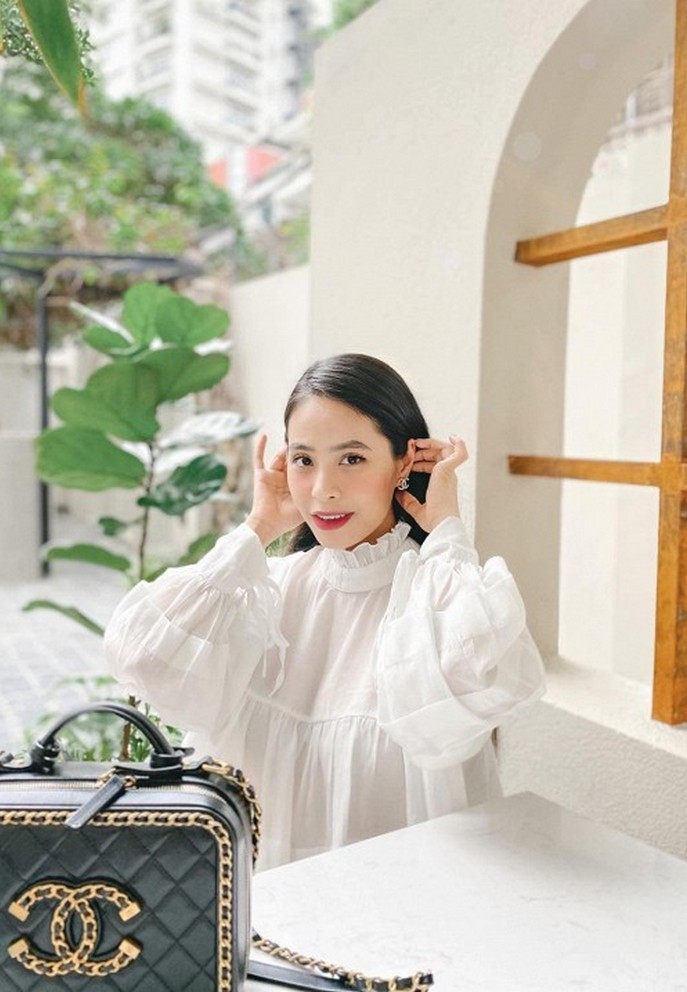 Ca nương Kiều Anh sang chảnh xuống phố với váy áo và túi hiệu. Cô tự hào vì luôn nỗ lực hoàn thiện, chăm chút bản thân dù là bà mẹ một con.