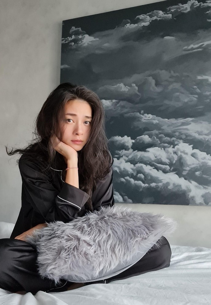 Ngô Thanh Vân nhan sắc bơ phờ khi vừa ngủ dậy nhưng vẫn đủ tự tin quyến rũ người đối diện.