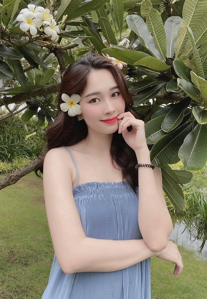 Hoa hậu Đặng Thu Thảo được khen rạng rỡ, trẻ trung như gái 18 dù đã là bà mẹ hai con.