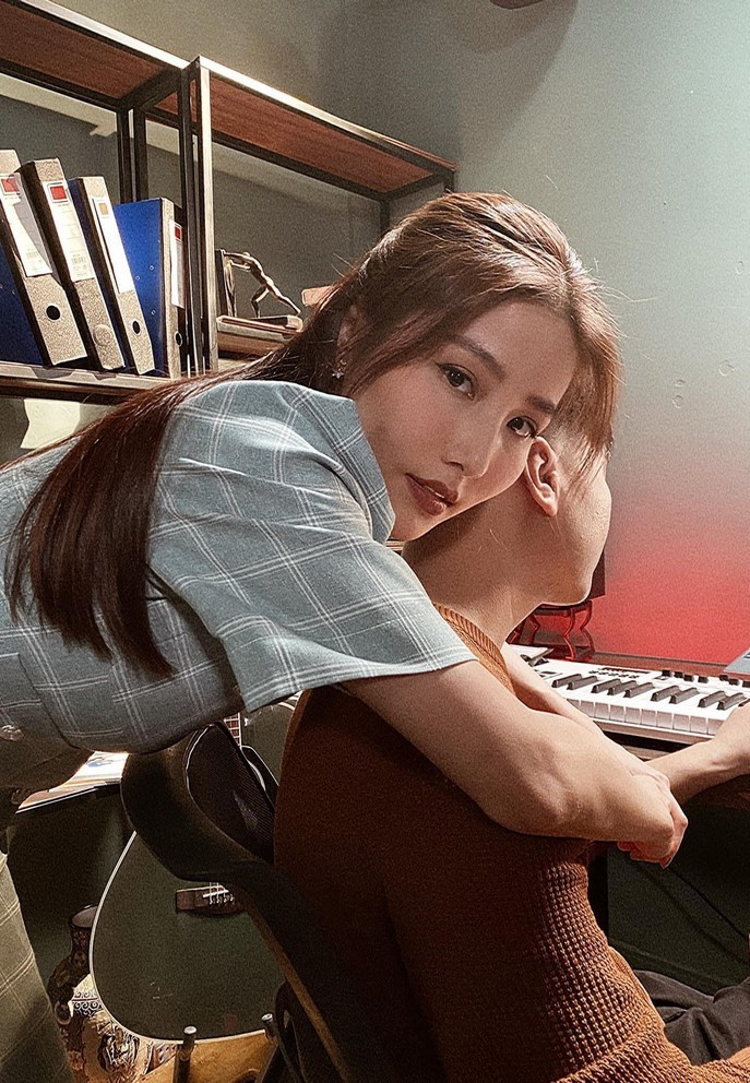 Diễm My 9x đăng ảnh ôm ấp một người đàn ông kèm dòng trạng thái úp mở về dự án mới.