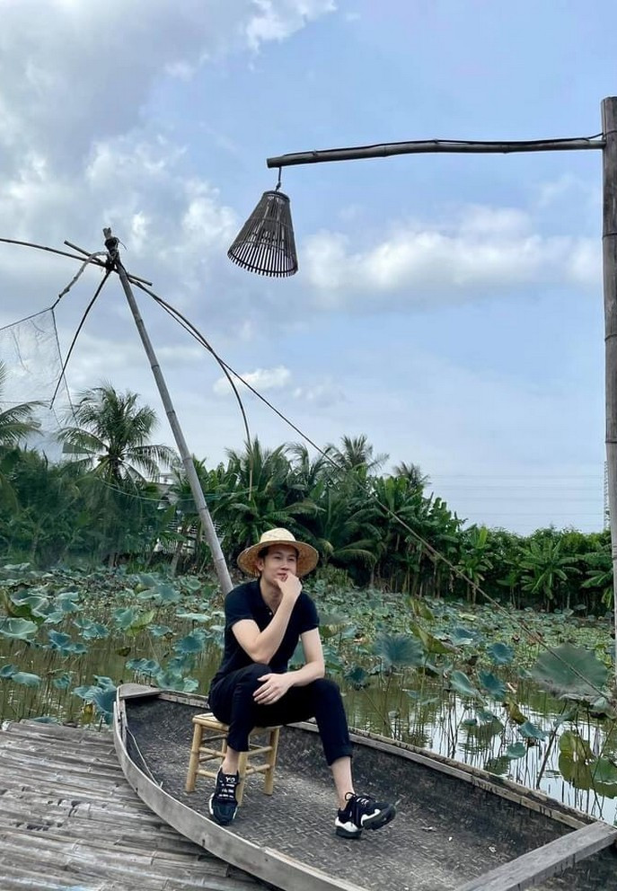 Dương Triệu Vũ có một ngày thảnh thơi nơi miền quê bên những người thân yêu. Anh vừa trở lại với dự án âm nhạc sau nhiều lần bị trì hoãn vì Covid-19.