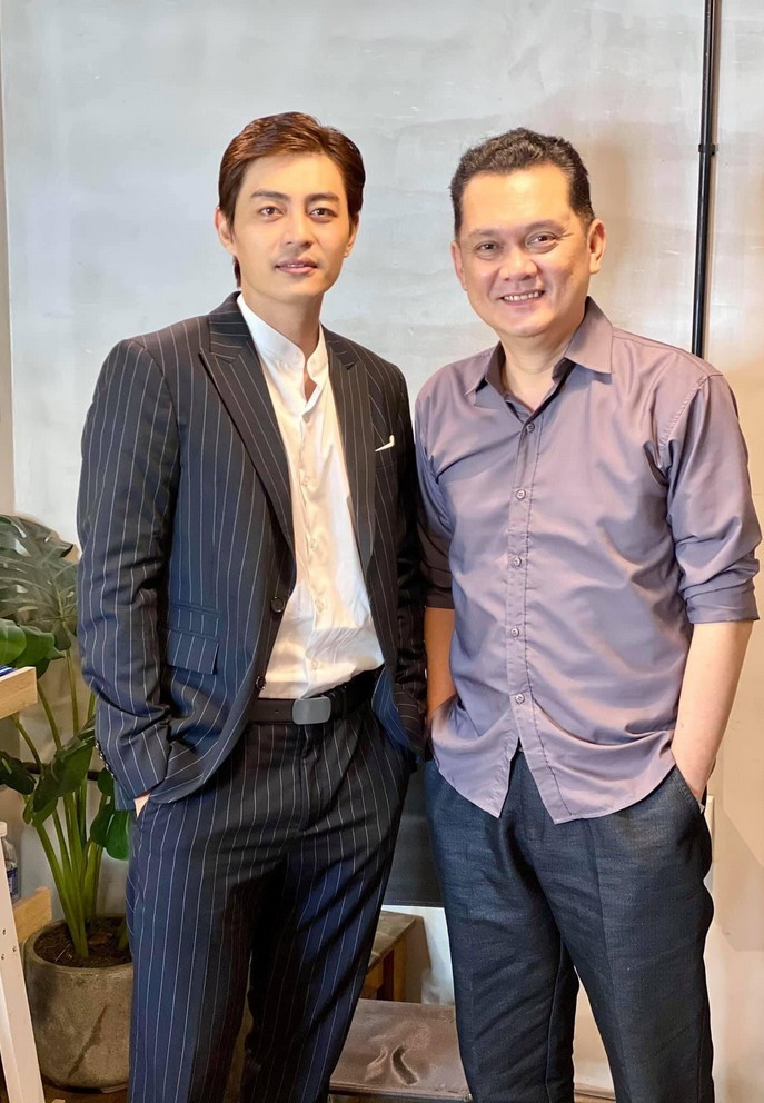 Nghệ sĩ Hữu Châu vui mừng hội ngộ diễn viên Quốc Huy sau một năm phim "Vua bánh mì" đóng máy.