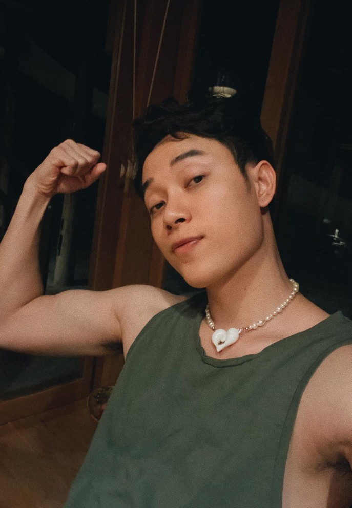 Trúc Nhân khoe cơ bắp nhưng bị fan trêu chọc vì sợi dây chuyền nữ tính anh đang đeo.