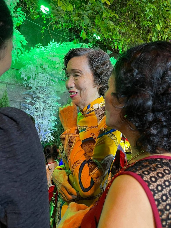 Từ người hâm mộ già, trung niên, đến trẻ con cũng thích thú khi đến nơi đây.