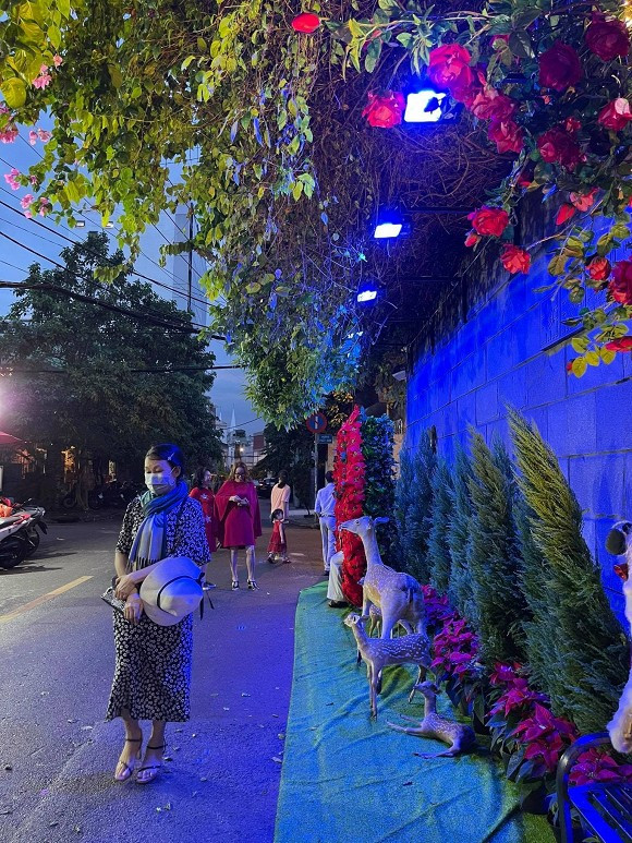 Đặc biệt, sau khi trang hoàng xong tổ ấm, nam ca sĩ còn mở cửa để người dân, fan hâm mộ tham quan, check-in và chụp ảnh cùng anh. Theo ghi nhận phóng viên Ngoisao.vn hiện tại, đã có nhiều khán giả đang xếp hàng và chen chúc nhau để chụp hình cùng Đàm Vĩnh Hưng.