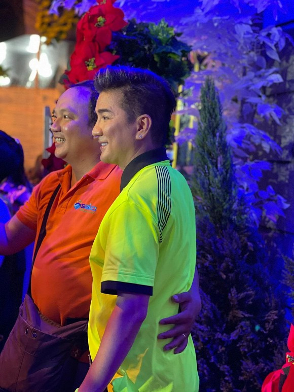 Đàm Vĩnh Hưng thực hiện xong công tác trang trí vào những tối hôm trước.