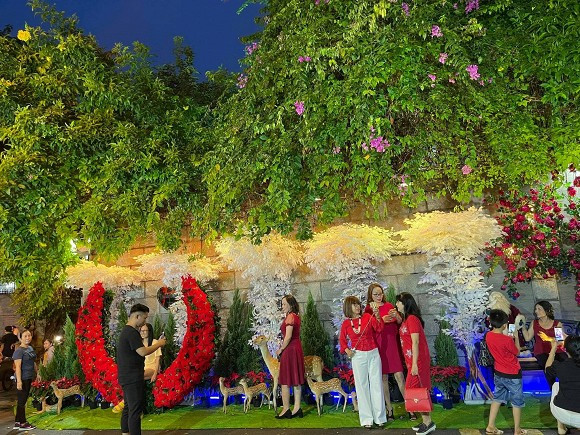 Mọi người đẹp ăn mặc rất đẹp, đầu tư đúng thời trang Giáng sinh.