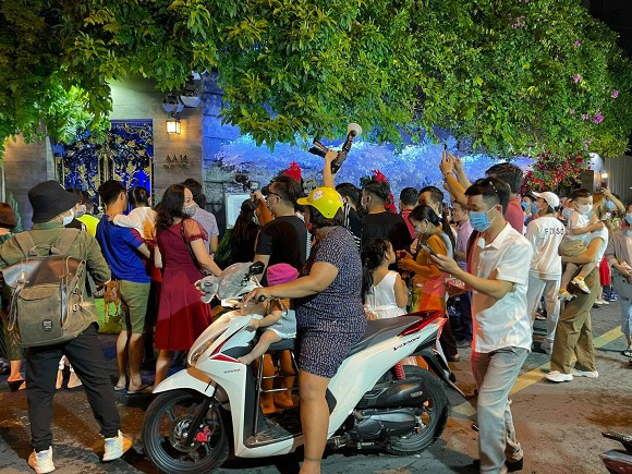 gay sau đó, người hâm mộ đã đứng chen chúc để chụp dùng giọng ca Bài thánh ca buồn. Theo đó, khi được hỏi khán giả hâm mộ của Đàm Vĩnh Hưng cảm xúc như thế nào, chị Thảo chia sẻ: "Mỗi năm cũng không thể bỏ qua ngày này, mỗi lần nghe anh Hưng thông báo được cho fan đến chụp hình nên mình tranh thủ đến. Mình đã đến từ chiều đợi, khi gặp được thần tượng nên cũng thích thú lắm. Có ôm thêm con đi vì cũng muốn lưu giữ cho con ít tấm ảnh tại đây".