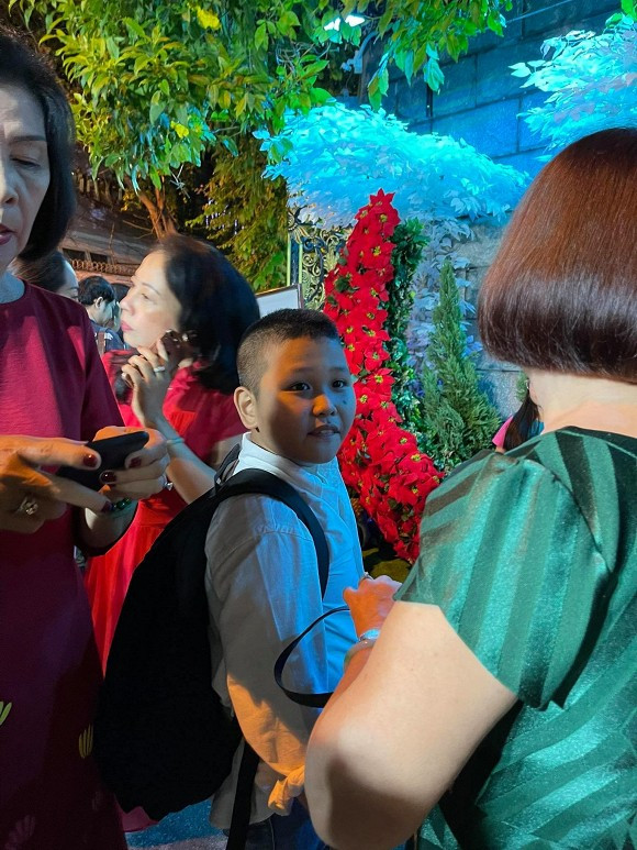 ược biết, nhìn từ bên ngoài, căn nhà trông cực kỳ xa hoa và sang trọng với ánh đèn đủ sắc màu. Ở mỗi một không gian nhỏ sẽ được bày trí một tiểu cảnh riêng biệt.