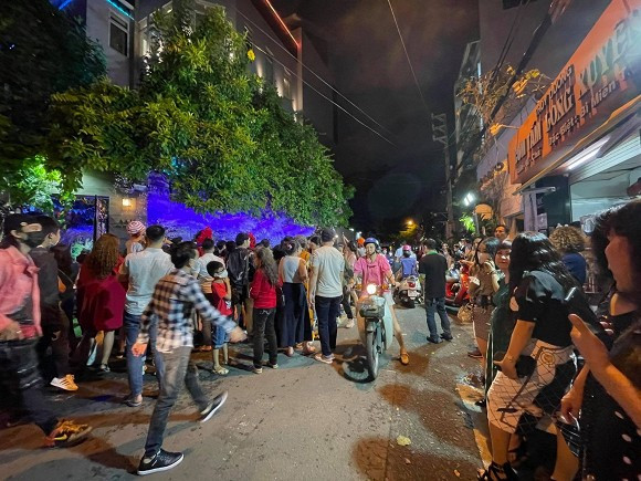 ù khá đông khán giả, nhưng mọi người đều tuân thủ và xếp ngay vào bên trong để tránh ùn tắc giao thông. Một khán giả tên Linh cũng bày tỏ sự phấn khích: "Mình đã đến đây từ lúc 5 giờ rưỡi. Mong chờ chụp cùng thần tượng của tự lúc nãy, hi vọng được có bức ảnh đẹp chụp cùng anh Hưng".