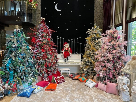 Ở giữa là một chiếc đèn hoa mà theo nam ca sĩ tiết lộ là "có một không hai" do đích thân anh bỏ nhiều công sức sưu tầm.