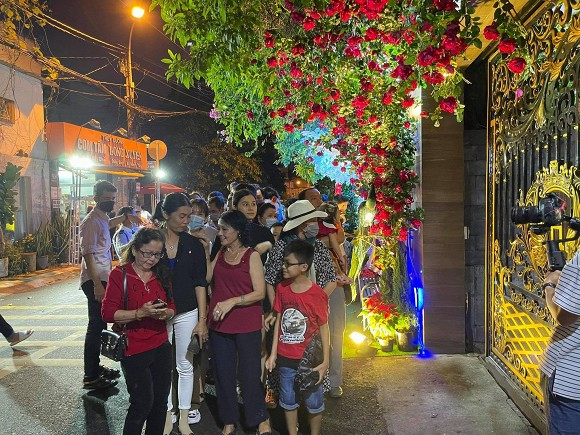 Mọi người đã xếp hàng ngay ngắn để chuẩn bị nhận quà nhỏ từ Đàm Vĩnh Hưng gửi tặng.