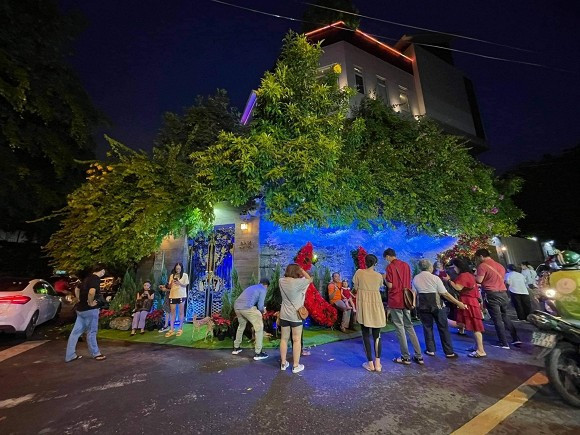 Không gian biệt thự triệu đô của Đàm Vĩnh Hưng nhìn từ ngoài vào vô cùng lộng lẫy thu hút người dân qua lại ghé vào thăm quan.