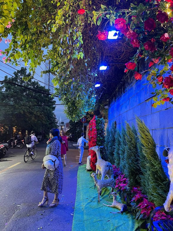 Nhà Đàm Vĩnh Hưng được trang trí vô cùng lộng lẫy.