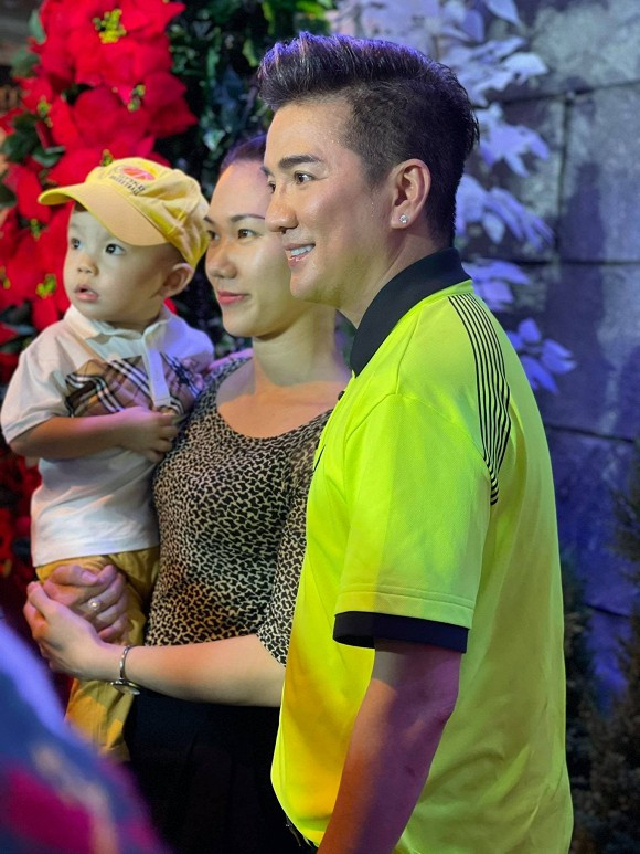 Ngay sau đó, từng dòng người lần lượt xếp hàng vào tham quan, chụp ảnh tại khu vườn Giáng sinh trong biệt thự 3 triệu USD của Đàm Vĩnh Hưng.