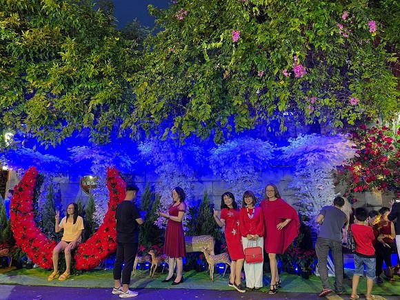 Mọi công tác chuẩn bị trang trí đã hoàn thành, đúng 18 giờ ngày 14/12 khá nhiều người hâm mộ đã đến để chụp cùng "Ông hoàng nhạc Việt".