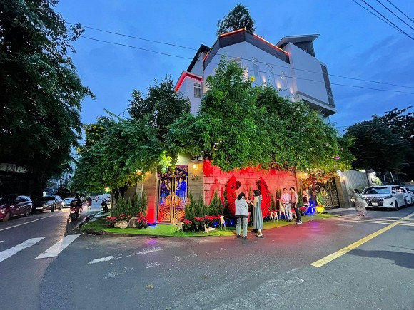 Mỗi dịp Giáng sinh về, dù bận đến mấy Đàm Vĩnh Hưng vẫn dành thời gian để trang trí lại tổ ấm của mình. Anh cất công lựa chọn những vật dụng đúng với không khí giáng sinh như: Cây thông, đèn chùm, hộp quà... để bài trí khắp mọi nơi trong biệt thự.