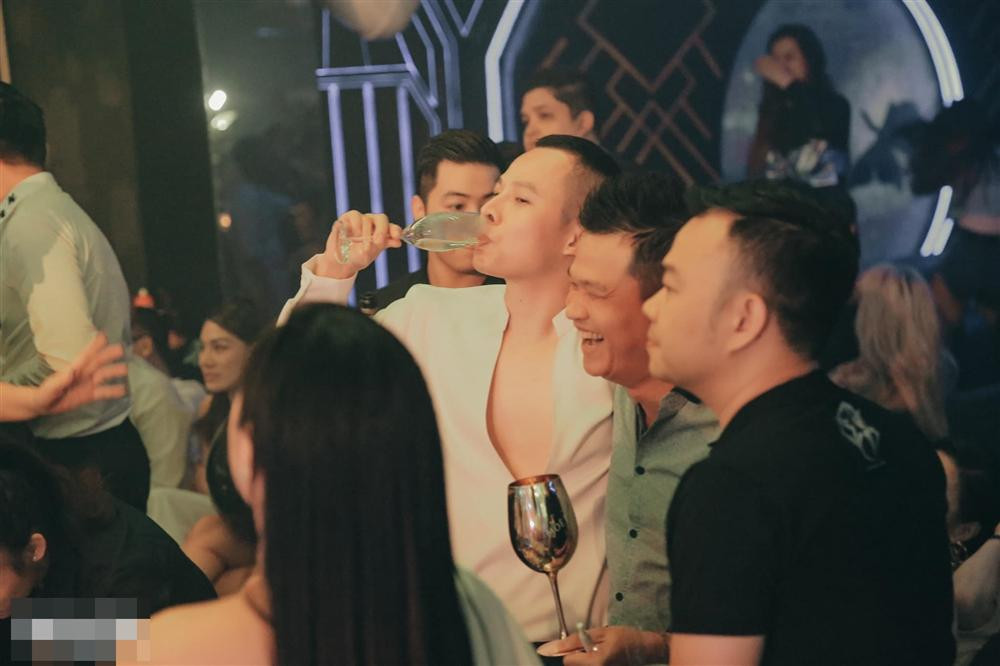 Ro nghi van Vu Khac Tiep va Linh Chi cach mat nhau-Hinh-2